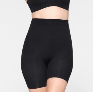 SKIMS Seamless Sculpt Mid Waist Mid Thigh Shorts in Black